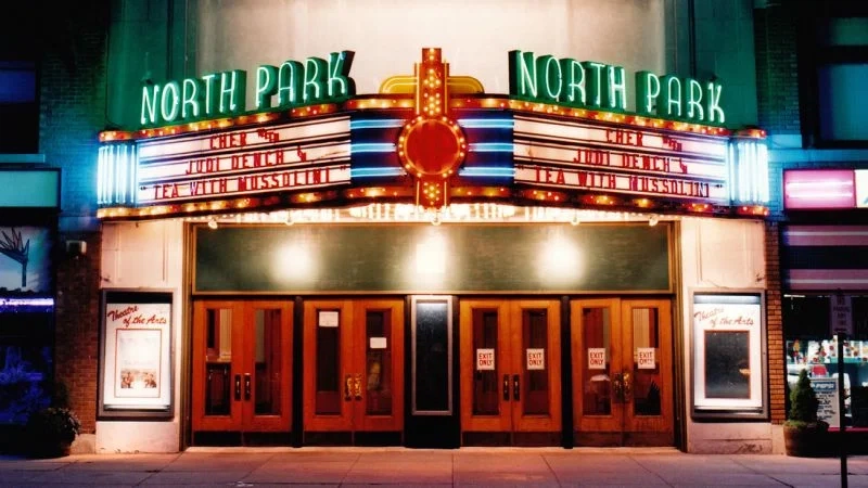 复古电影院外观展示国产主播的文化氛围